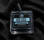 Perfume con feromonas Fastrok Herloss en frasco de vidrio cuadrado sobre tela negra elegante