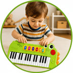 Niño pequeño jugando con un teclado electrónico Fastrok de 37 teclas con diseño de cocodrilo verde y luces LED.