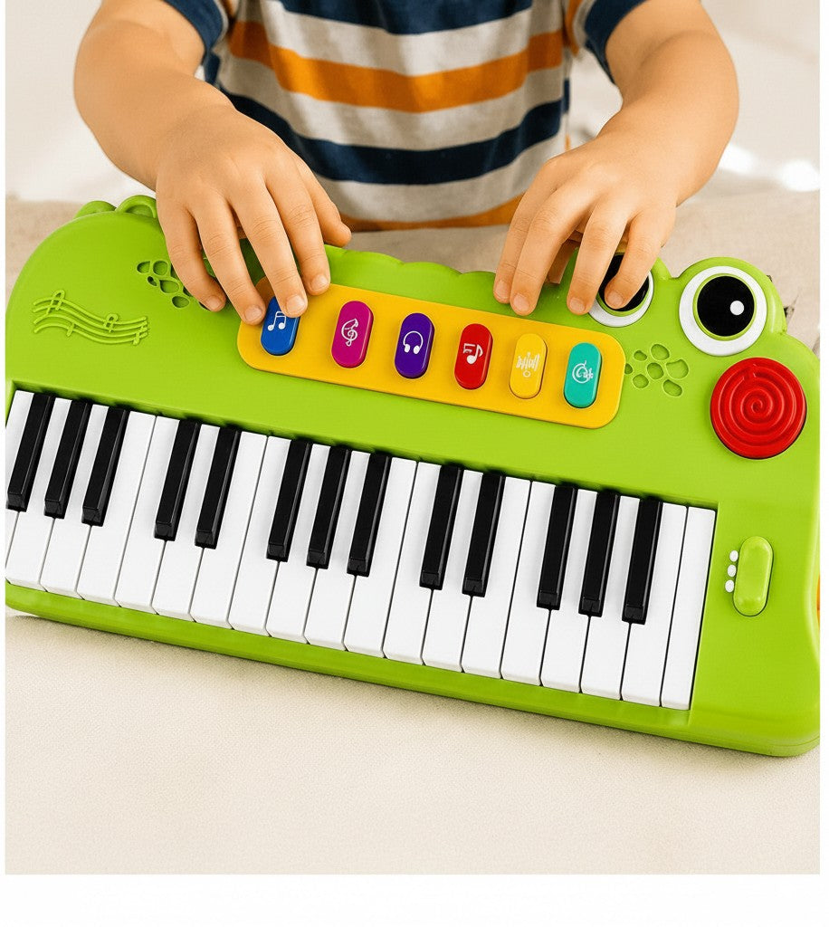 Teclado infantil Fastrok de 37 teclas con diseño de cocodrilo verde, luces LED y botones de funciones musicales.